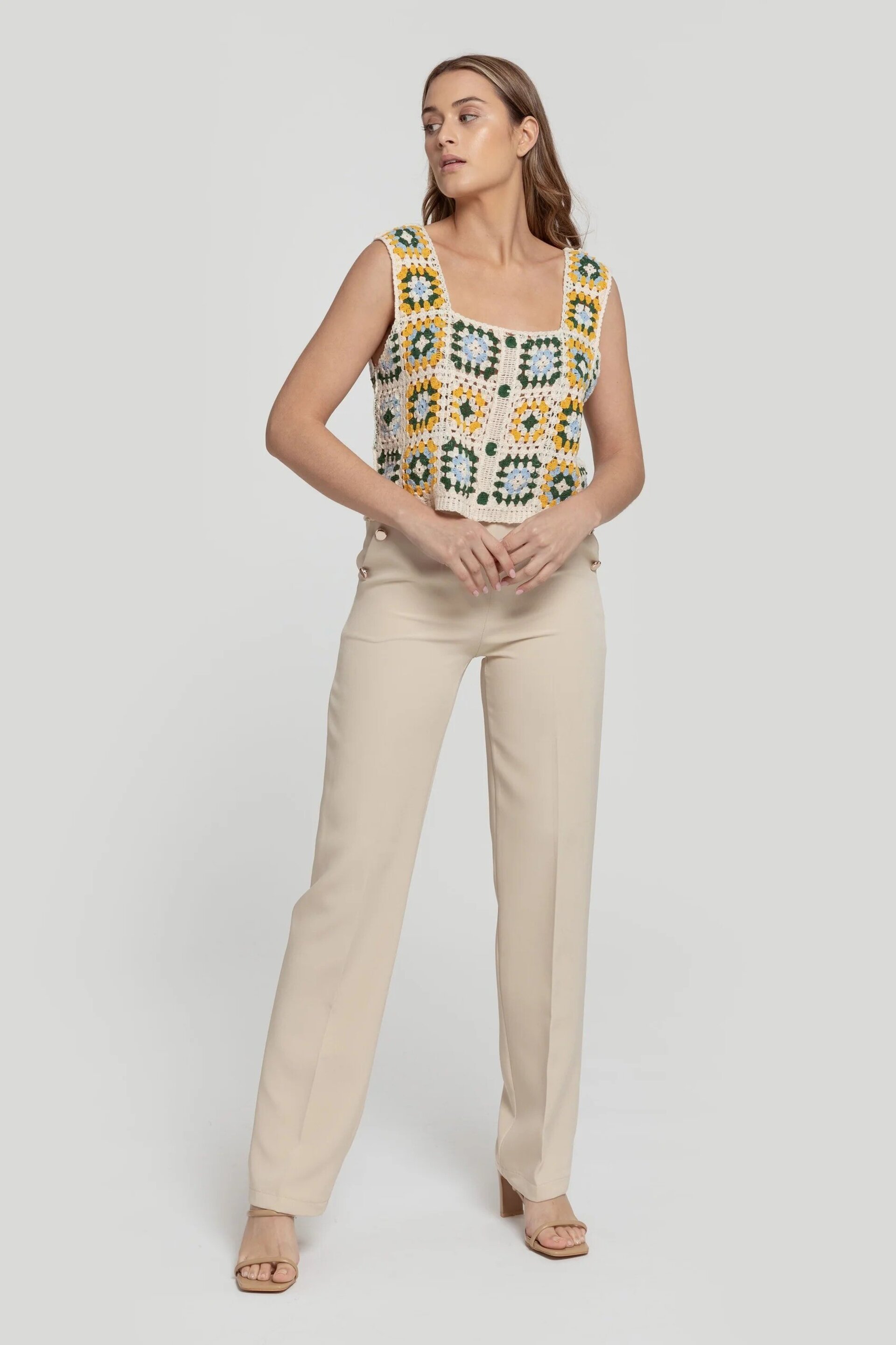 PANTALON BEIGE CON BOTONES - 4