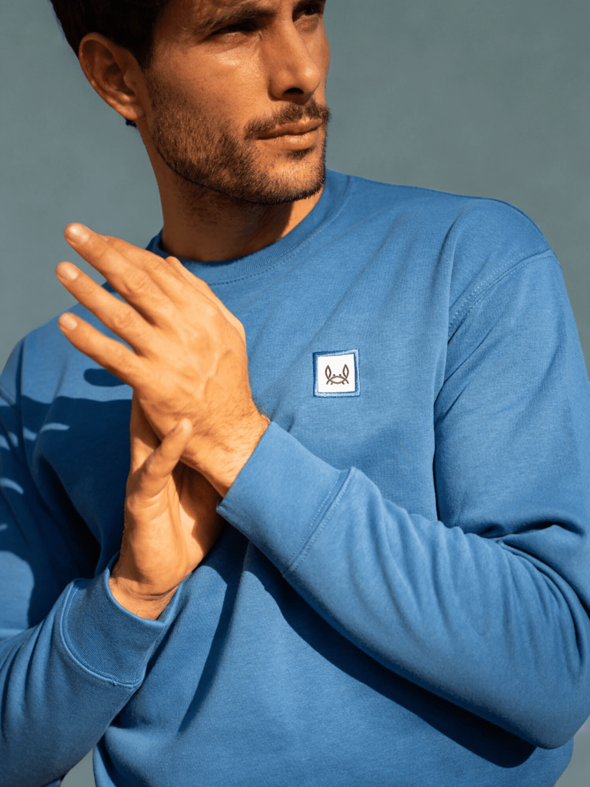 SUDADERA BÁSICA PARCHE AZUL TINTA - 4