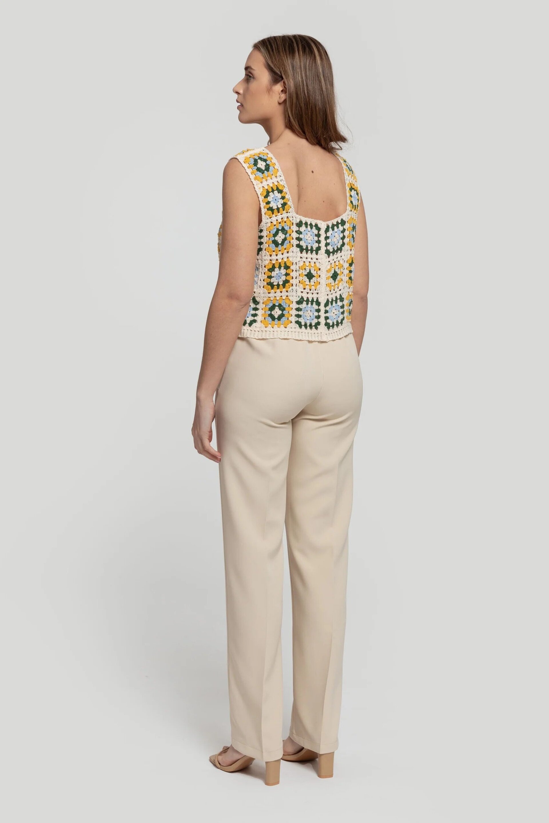 PANTALON BEIGE CON BOTONES - 3