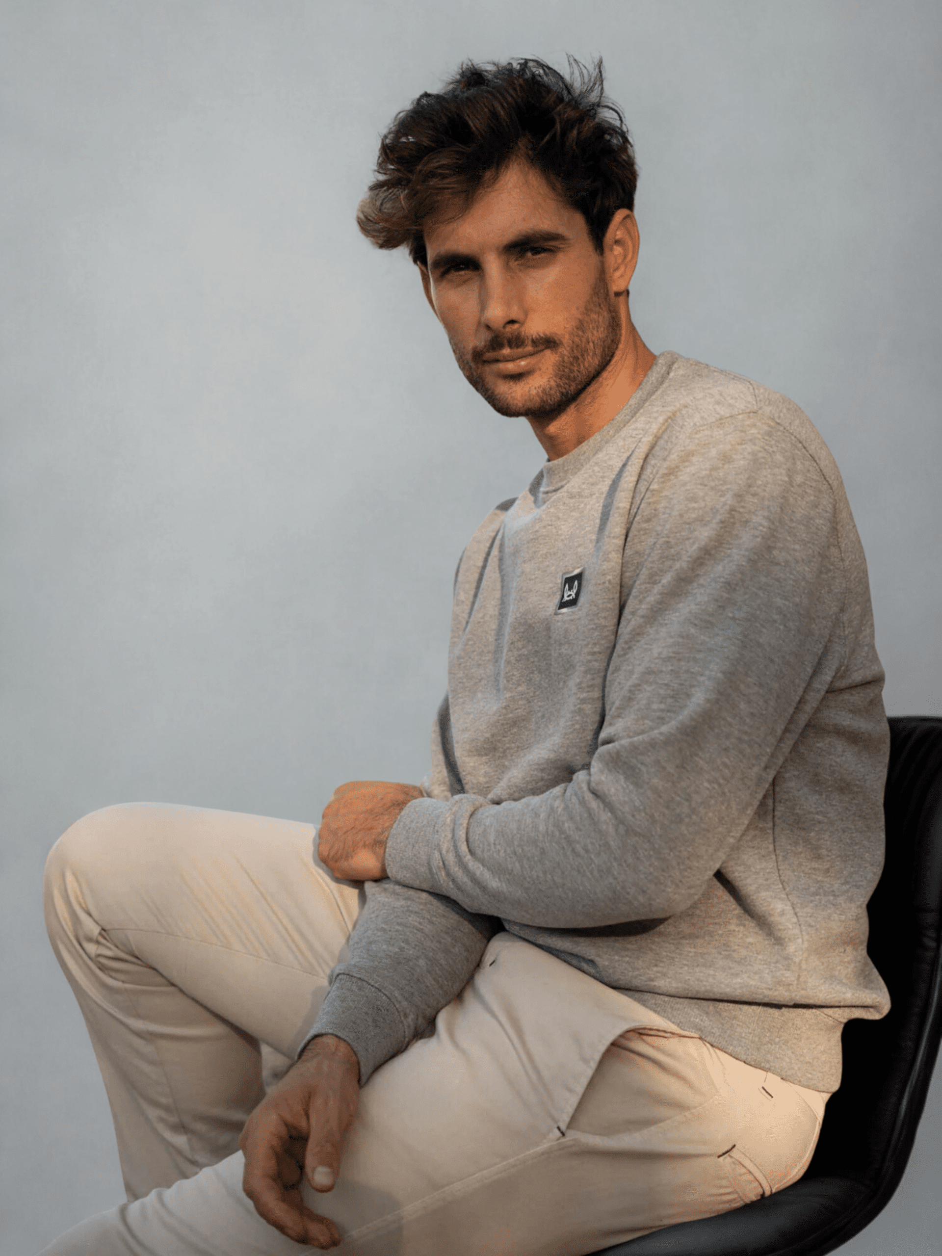 SUDADERA BÁSICA PARCHE GRIS - 2